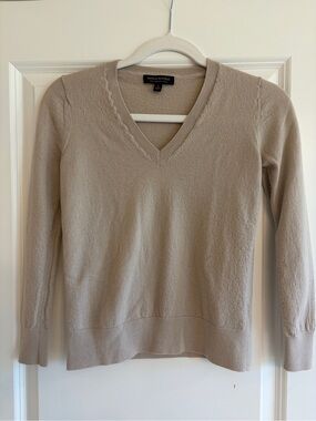 Banana Republic Women's V-Neck Sweater 100% Merino wool- Beige